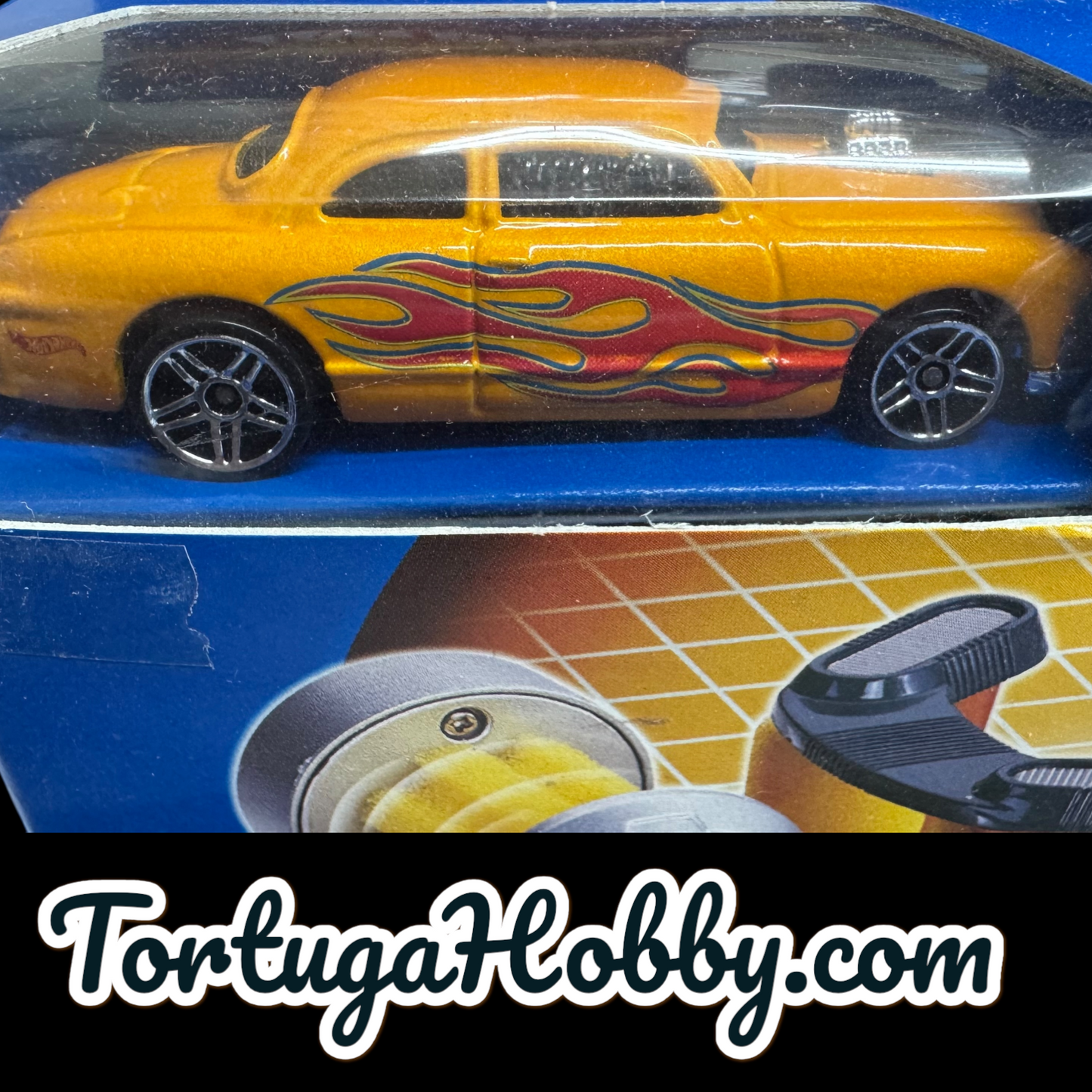 2001 Hot Wheels Detail Center with Diecast Yellow Car with Flames