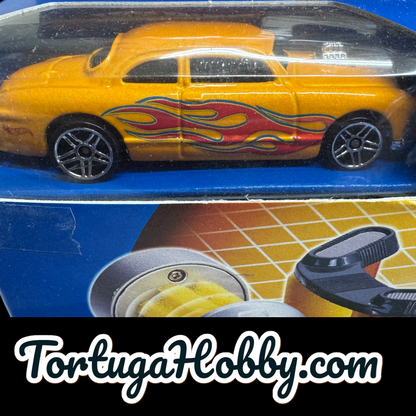 2001 Hot Wheels Detail Center with Diecast Yellow Car with Flames